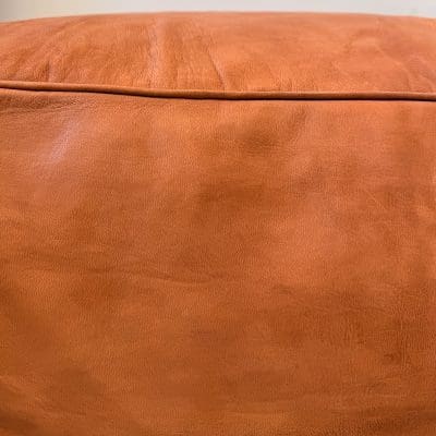 Smuk stor firkantet puf i lysebrunt gedelæder.