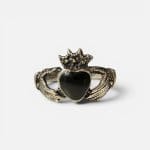 unik ring der viser to hænder der holder om et sort hjerte med en krone på.