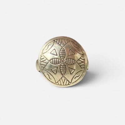 smuk rund ring med motivet paradisets blomst.