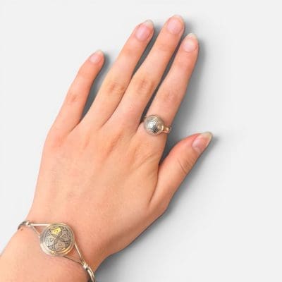 smuk rund spiralring med et harmonisk udtryk.