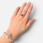 Simpel sølvring med sort sten i midten.