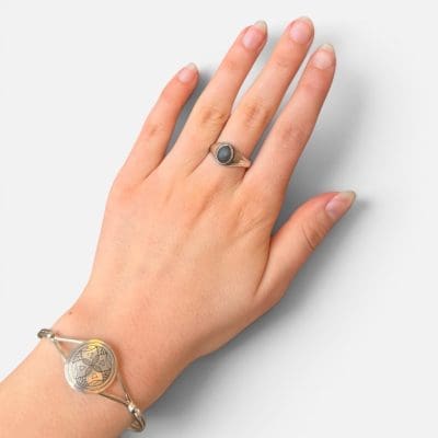 Simpel sølvring med sort sten i midten.