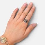 Zilveren ring met een prachtige steen, omringd door unieke, delicate zilveren gravures rond de zwarte steen in het midden.