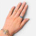 Eenvoudige ring met prachtig zilveren snijwerk en turkooizen stenen.