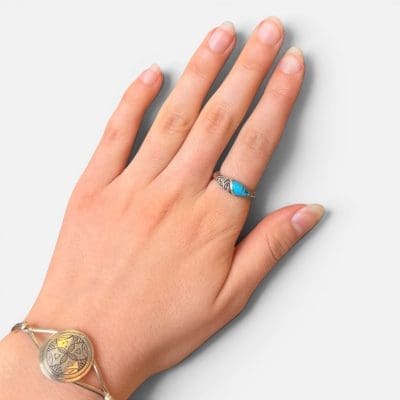 Eenvoudige ring met prachtig zilveren snijwerk en turkooizen stenen.