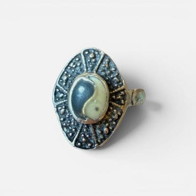 fin ring med yin og yang i midten. Harmonisk udtryk.