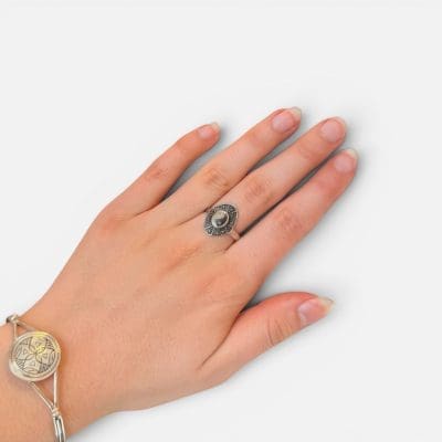 fin ring med yin og yang i midten. Harmonisk udtryk.