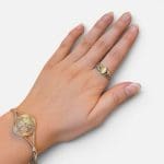 smuk kædelignende ring med skinnende lysegul sten.