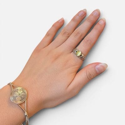 smuk kædelignende ring med skinnende lysegul sten.