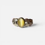 smuk kædelignende ring med skinnende lysegul sten.