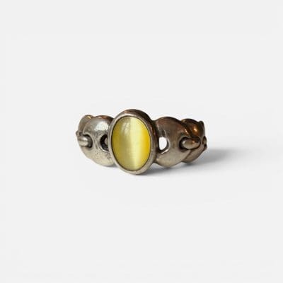 smuk kædelignende ring med skinnende lysegul sten.