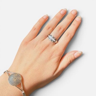 fin elegant ring. smal med diskret lyserød aflang sten og fine sølvdetaljer.