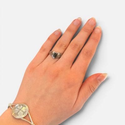 fin simpel ring med en dråbeformet sort sten. Ringen har fine udskæringer der omringer stenen på fineste vis.