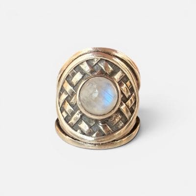 Beautiful silver ring with a braided look and a beautiful round stone in the middle.