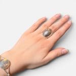 smuk sølv ring, rund i formen med smukke sølvmønstre.