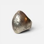 smuk sølv ring, rund i formen med smukke sølvmønstre.