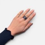 Magnifique bague en argent émaillée de bleu, gris et jaune, fabriquée à la main au Maroc.
