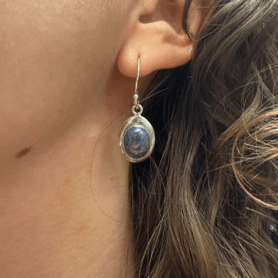 Ovale oorbellen met een zeeblauwe steen, in zilver.