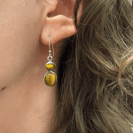Magnifiques boucles d'oreilles composées d'une petite et d'une grande pierre œil-de-tigre.