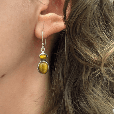 Magnifiques boucles d'oreilles composées d'une petite et d'une grande pierre œil-de-tigre.