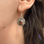 Magnifiques boucles d'oreilles composées d'une pierre œil-de-tigre ronde entourée de fins motifs en argent.
