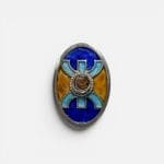 Bague en argent émaillé bleu et jaune, fabriquée à la main au Maroc. Pierre rougeâtre au centre.
