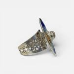 Bague en argent émaillé bleu et jaune, fabriquée à la main au Maroc. Pierre rougeâtre au centre.