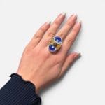 Bague en argent émaillé bleu et jaune, fabriquée à la main au Maroc. Pierre rougeâtre au centre.