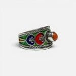 Magnifique bague en argent émaillé aux couleurs vert, rouge, orange et bleu. Pierre rouge orangé au centre.