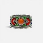 Magnifique bague en argent émaillé aux couleurs vert, rouge, orange et bleu. Pierre rouge orangé au centre.