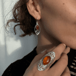 Bague lion avec pierre d'ambre et gravures en argent. De forme ovale.