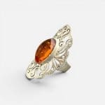 Bague lion avec pierre d'ambre et gravures en argent. De forme ovale.