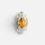 Bague lion avec pierre d'ambre et gravures en argent. De forme ovale.