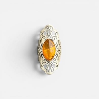 Lion ring med rav sten og sølvudskæringer. oval i formen.