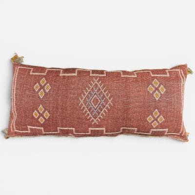 Lys bordeaux kaktussilkepudebetræk, der måler ca. 40x90 cm. Har flotte detaljerede hvide broderinger med gule og lyseblå detaljer.
