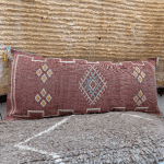 Licht bordeauxrode zijden kussensloop met cactusmotief, afmetingen ca. 40x90 cm. Voorzien van prachtig gedetailleerd wit borduurwerk met gele en lichtblauwe accenten.