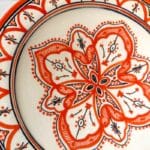 Orange marokkansk keramikfad håndlavet i Marokko. Smukt detaljeret mønster. Måler 35 cm i diameter.