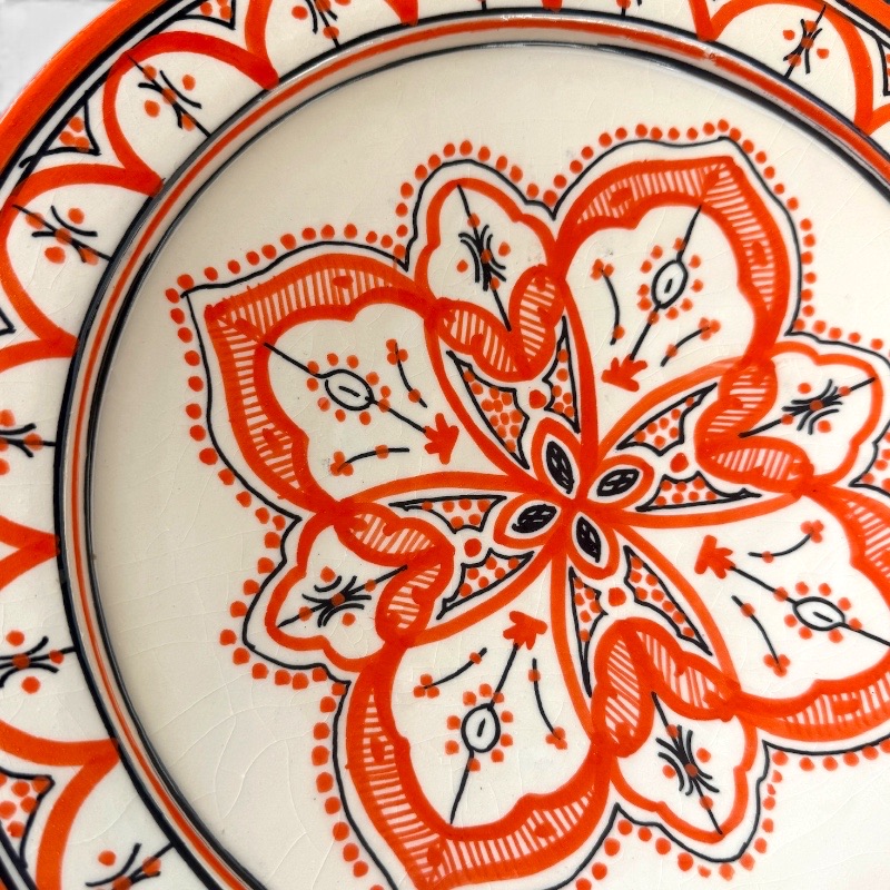 Orange marokkansk keramikfad håndlavet i Marokko. Smukt detaljeret mønster. Måler 35 cm i diameter.