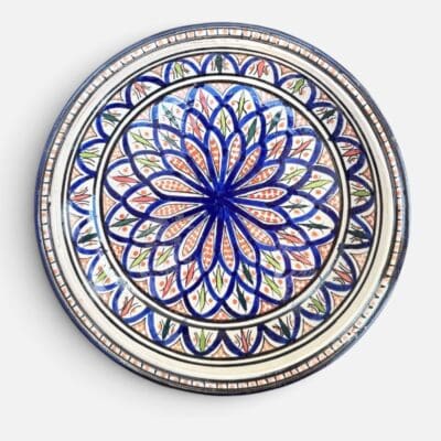 Couscousfat som måler 32 cm i diameter i marineblått med et detaljert karnevalsmønster med grønne og røde detaljer. Håndlaget i Marokko.