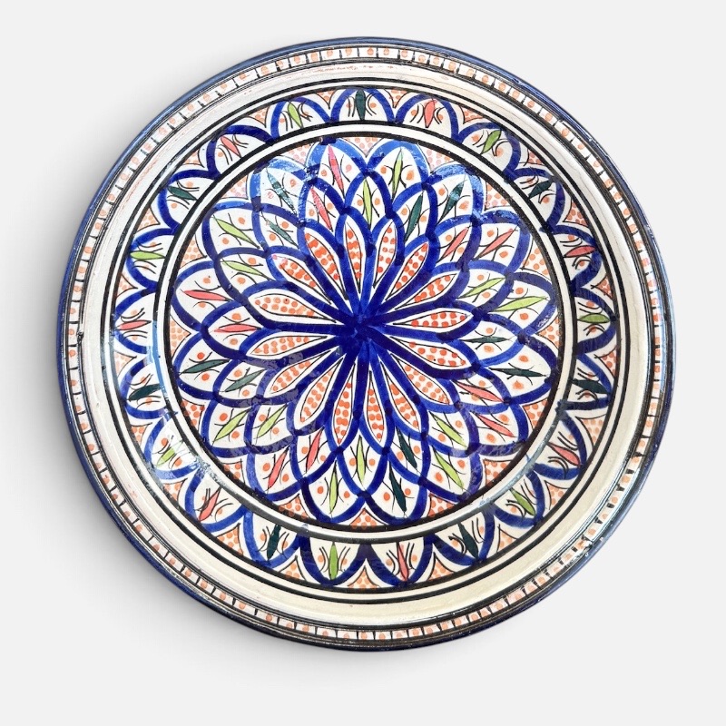 0E5D9372-F37F-4A03-AFE0-24952F7E4CE3 Couscousfat som måler 32 cm i diameter i marineblått med et detaljert karnevalsmønster med grønne og røde detaljer. Håndlaget i Marokko.