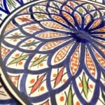 Couscousfat som måler 32 cm i diameter i marineblått med et detaljert karnevalsmønster med grønne og røde detaljer. Håndlaget i Marokko.