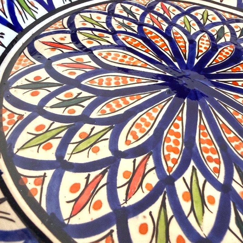 Couscousfat som måler 32 cm i diameter i marineblått med et detaljert karnevalsmønster med grønne og røde detaljer. Håndlaget i Marokko.
