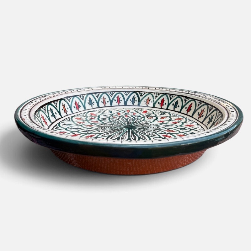 Couscous-Schale mit einem Durchmesser von 41 cm. Schöne waldgrüne Farbe mit detailliertem Muster in Rot und Grün.