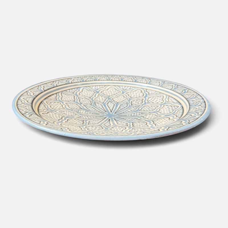Gråt marokkansk keramikfad håndlavet i Marokko. Smukt detaljeret mønster. Måler 35 cm i diameter.