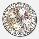 Zwarte Marokkaanse keramische schaal, handgemaakt in Marokko. Prachtig gedetailleerd patroon met gele en rode accenten. Diameter: 35 cm.
