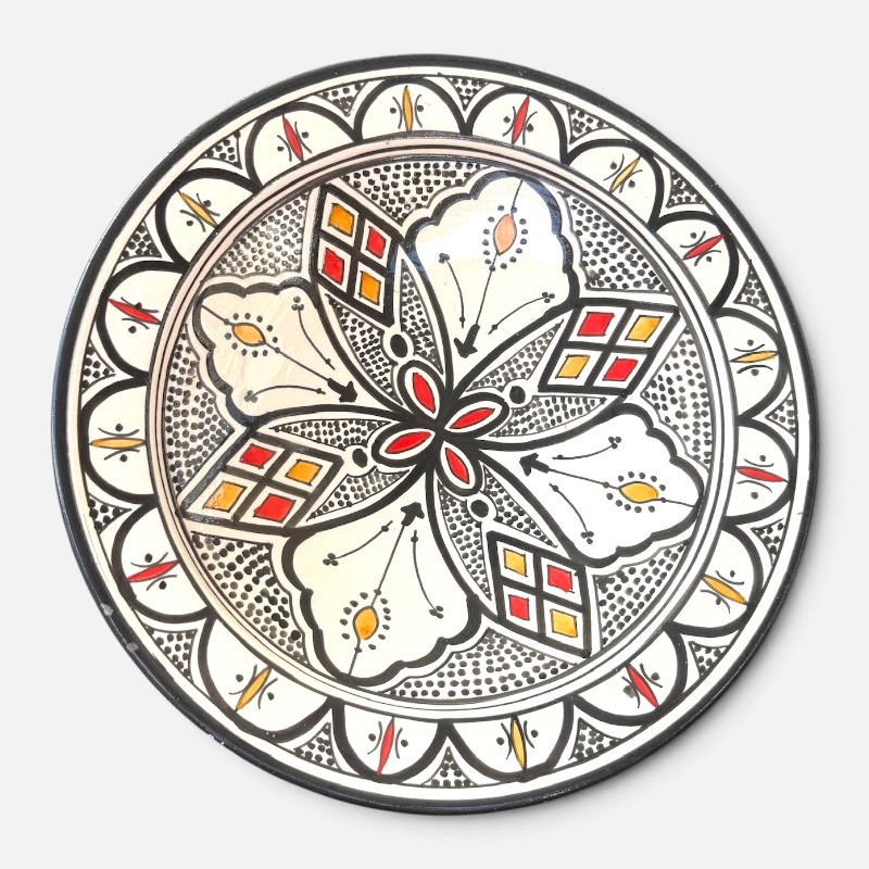 Zwarte Marokkaanse keramische schaal, handgemaakt in Marokko. Prachtig gedetailleerd patroon met gele en rode accenten. Diameter: 35 cm.