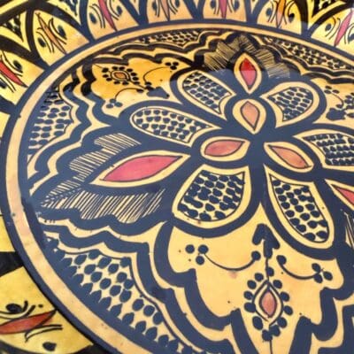 Couscous fad der måler 32 cm. i diameter i gul med et detaljeret mønster med sorte og orange detaljer. Håndlavet i Marokko.