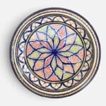 Couscousfat som måler 32 cm i diameter i marineblått med et detaljert karnevalsmønster av grønne og røde prikker. Håndlaget i Marokko.