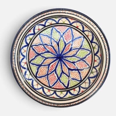 Couscousfat som måler 32 cm i diameter i marineblått med et detaljert karnevalsmønster av grønne og røde prikker. Håndlaget i Marokko.