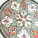 Skovgrønt marokkansk keramikfad håndlavet i Marokko. Smukke detaljerede mønstre med detaljer i gul og rød. Måler 35 cm i diameter.